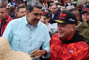 Maduro amenaza a EEUU y canta “Don’t worry, be happy”