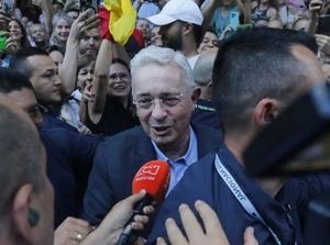 Tribunal colombiano absuelve a Álvaro Uribe de soborno.
