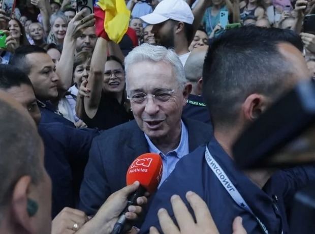 Tribunal colombiano absuelve a Álvaro Uribe de soborno.