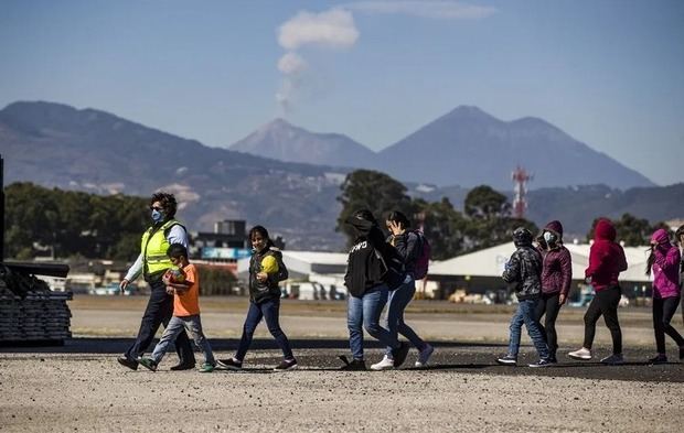 Fotografía de archivo de la llegada de niños deportados a Guatemala.