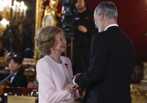 El rey Felipe impone el Toisón de Oro a su madre la reina Sofía.
