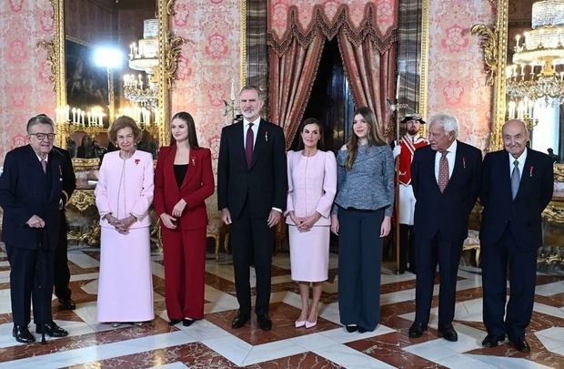 Miguel Herrero de Miñón, la reina Sofía, la princesa leonor, el rey Felipe, la reina Letizia, la infanta Sofía, el ex presidente del gobierno Felipe González, y el padre de la Constitución Miquel Roca, durante el acto.