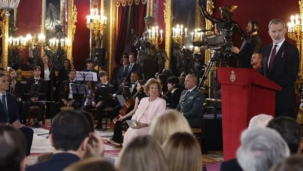 El rey Felipe VI, la reina Sofía, y el presidente del gobierno Pedro Sánchez.