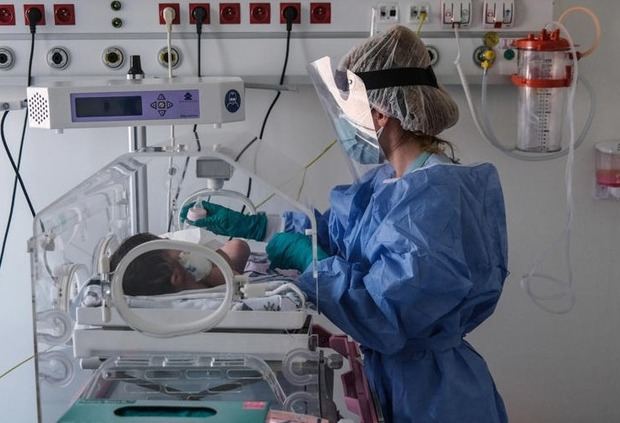 Riesgo duplicado de covid persistente en niños tras segunda infección.