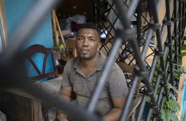 Fausto Espino, ebanista y padre de seis hijos posa durante una entrevista con EFE el 1 de septiembre de 2025, en Sabana de la Mar (República Dominicana).