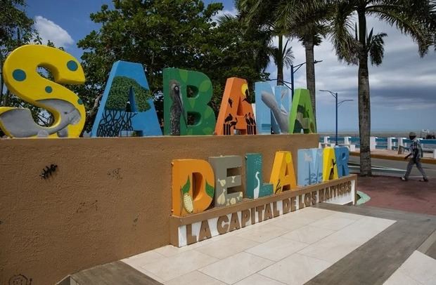 Una persona camina por del muelle de Sabana de la Mar (República Dominicana). 