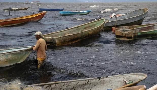 Un pescador empuja un bote, en la costa de Sabana de la Mar (República Dominicana). 