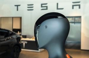 Elon Musk prevé vender robots Optimus al público a finales de 2027