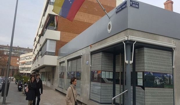 Funcionarios de la Embajada de Venezuela en España huyen a Cuba.