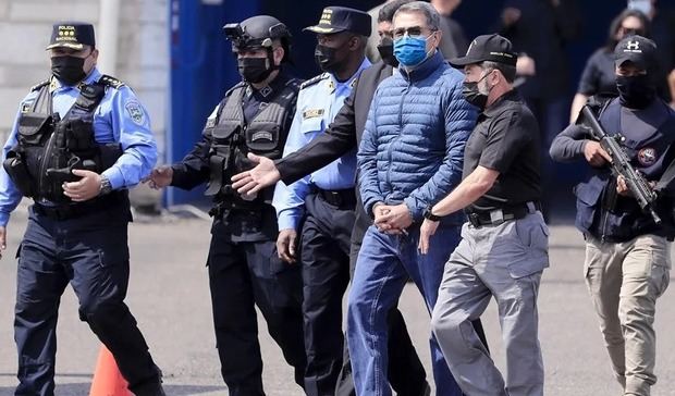 Fotografía de archivo del expresidente hondureño Juan Orlando Hernández (c) el día de su extradición a Estados Unidos en 2022.
