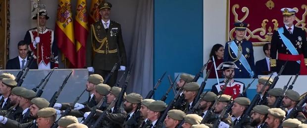 El desfile, presidido por el rey Felipe VI (derecha), con la presencia también en el palco de autoridades del presidente del Gobierno, Pedro Sánchez (izquierda).