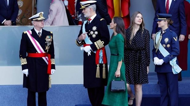El rey Felipe VI, saluda al jefe del Estado Mayor del Ejército, acompañado de la reina Leticia, la infanta Sofía y la princesa Leonor, con uniforme de gala de alférez del Ejército del Aire.