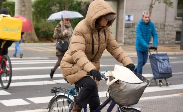 Frío polar llega a Europa: nevadas en París y norte de España.