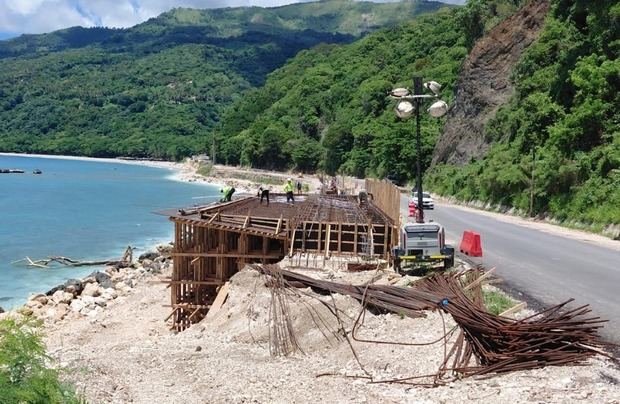 Avanzan trabajos terminación carretera Barahona Enriquillo y mirador San Rafael.