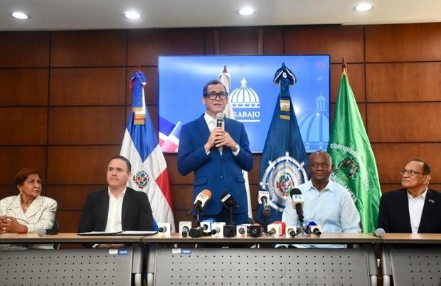 Ministerio de Trabajo apoya firma de convenio laboral en puertos.