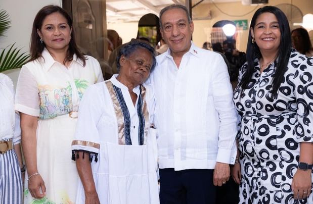 Dr. Demetrio vicente junto a una adulta mayor y colaboradoras del CONAPE.