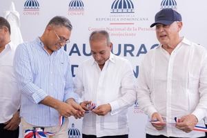 Dr Demetrio realiza el corte de cinta junto autoridades de la provincia.