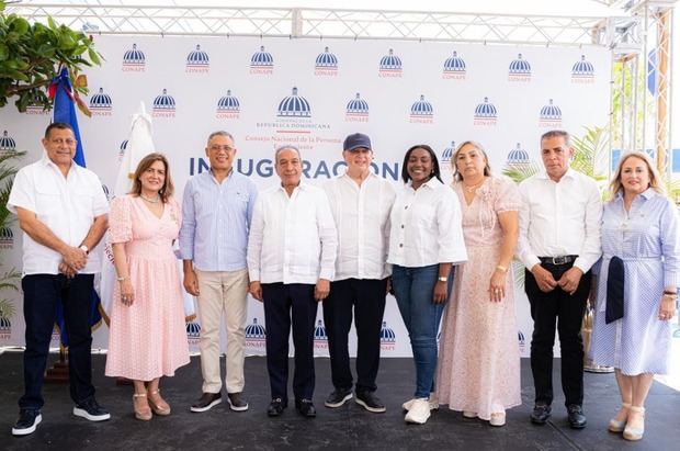 Dr. Demetrio Vicente junto a a las autoridades de la provincia y de AFP Popular.