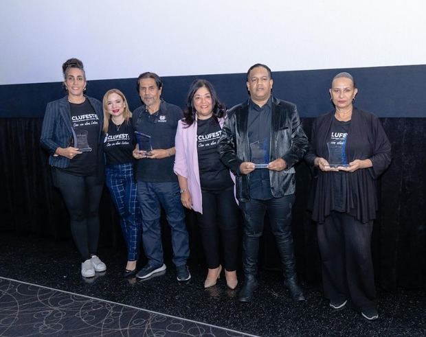 Los docentes recibiendo su reconocimiento.