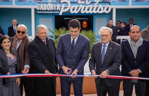 Momento en que el ministro de Turismo, David Collado inauguraba la Casita Dominicana dedicada a Frank Rainieri.