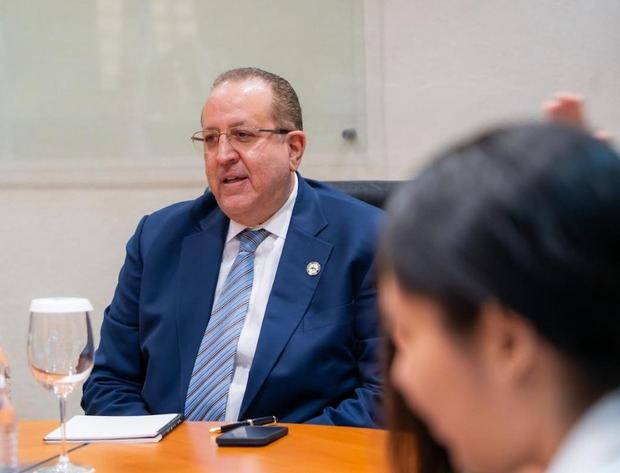 Ministro Magín Díaz recibe delegación FMI. 