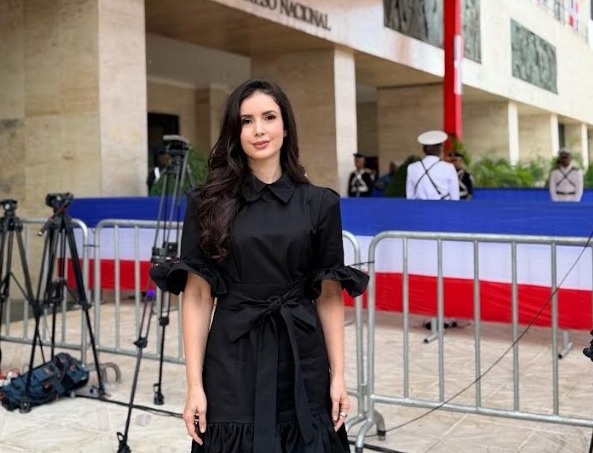 Karina Alarcón destaca con diseño de Carolina Sanz en evento patriótico.