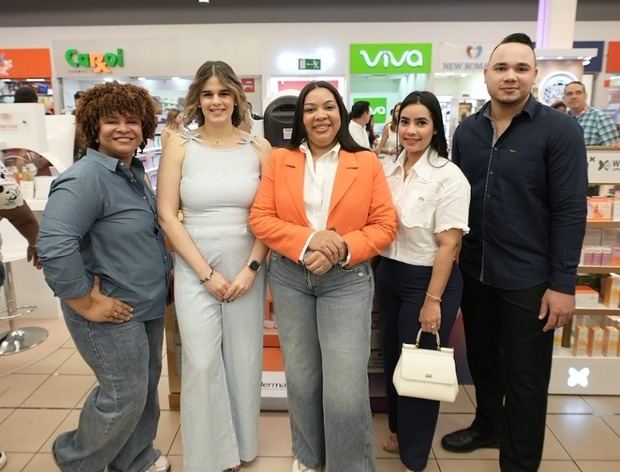 Dra Katherine Almonte, Pamela Zorrilla, Elinet Fernandez, Dra Eleana Rivera y Dr Silvio Martinez.