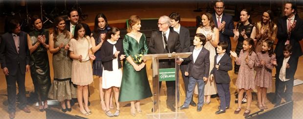 Roberto Zamora Llanes y Josefina Teran de Zamora juntos a sus familiares.