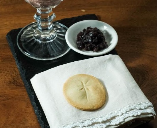 La Hostia de Leche y el Cáliz de las Habichuelas.