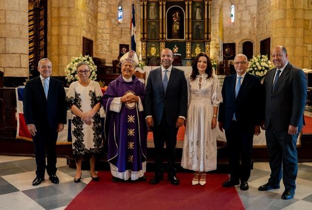 Samuel Pereyra, Noelia García de Pereyra, Monseñor Ramón Benito Ángeles Fernández y miembros del Consejo de Administración de Refidomsa durante la misa de acción de gracias por el 53.º aniversario de la institución.