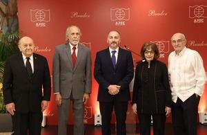 El señor Franklin Holguín Haché, rector de Unapec; Carlos Sangiovanni, presidente de la Comisión Apec Cultural; Marcos Brador, junto a Marilyn Brador y Marcos Antonio Brador, padres del autor.