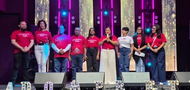 Sarah Hernández, presidenta de Adompretur da la bienvenida a la fiesta de Navidad en compañía de su directiva: Omar Rivera, Cristina Rosario, Ramón Chávez, Marcos Cadet, Millizen Uribe, Carmen Bretón, Rosa Lidia Lora y Raysa Feliz.