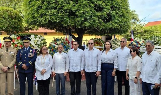  Juan Pablo Uribe y autoridades de la provincia luego de hacer el depósito de ofrendas florales.
