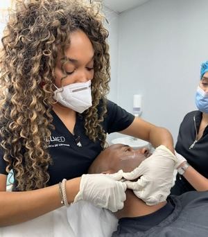 Dra.Gerdica de los Santos imparte talleres de medicina estética en el país