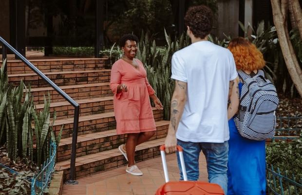 Mujeres convierten espacios en oportunidades a través de Airbnb.