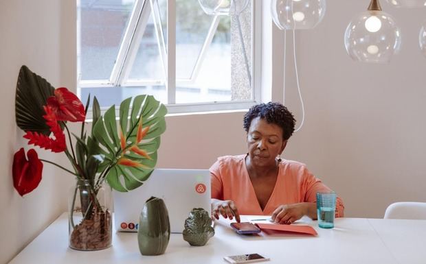 Mujeres convierten espacios en oportunidades a través de Airbnb.