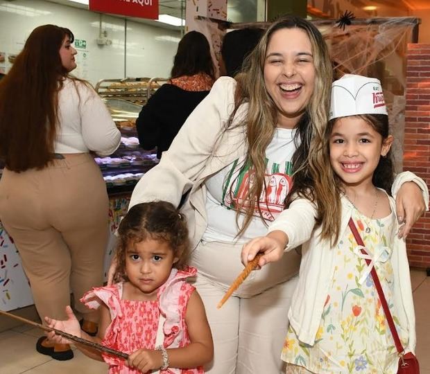 Argelis Sequera junta a las niñas Manuela Rodríguez y Zoé Pérez.