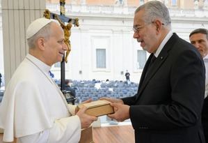 El Papa recibe réplica de la piedra angular de la Catedral Primada
