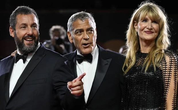 George Clooney, por fin, en la alfombra roja de Venecia.