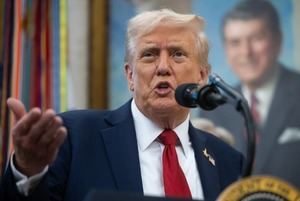 Hispanos condenan video de Trump burlando a líder demócrata
