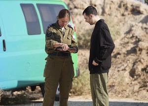 El rehén Guy Gilboa Dalal (d) conversa con una representante de las Fuerzas de Defensa de Israel (FDI) este 13 de octubre.