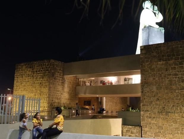 Homenajean a Montesinos, el misionero español que en 1511 defendió los derechos indígenas.