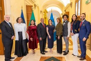 Interpretación de los himnos nacionales de Italia y la República Dominicana durante el acto conmemorativo, con la participación de autoridades diplomáticas de ambos países en el Auditórium Antonianum de Roma.
