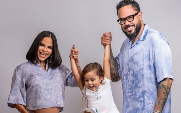 Natti Natasha y Raphy Pina dan la bienvenida a Dominique Isabelle.