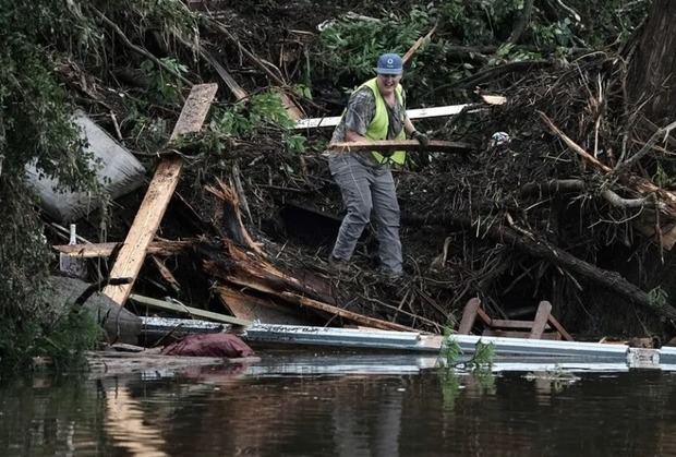 Equipos de búsqueda atienden la emergencia generada por las inundaciones en el río Guadalupe, este 6 de julio de 2025, en Texas (EE.UU.). EFE/Dustin Safranek