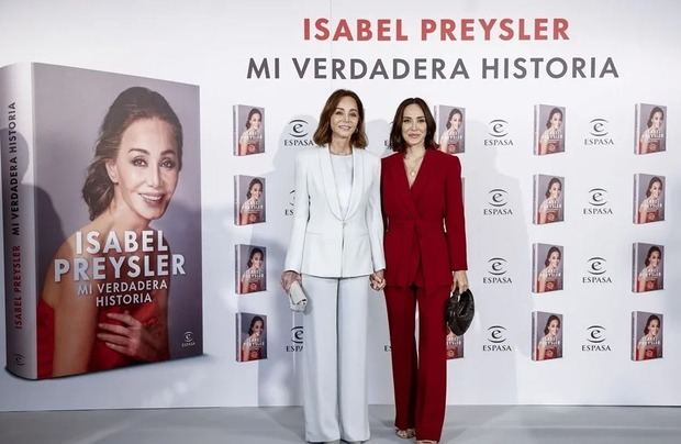 Isabel Preysler junto a su hija, Tamara Falcó (d) posa antes de presentar sus memorias, este miércoles en Madrid.