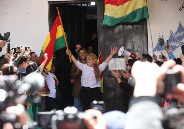 La expresidenta interina de Bolivia Jeanine Áñez sale del Centro de Orientación Femenina de Miraflores, este 6 de noviembre de 2025, en La Paz (Bolivia).