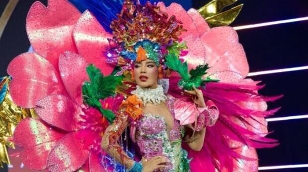 Jennifer Ventura deslumbra en Miss Universo con un homenaje a la rosa de Bayahíbe.