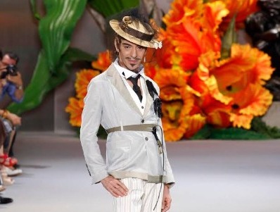 Diseñador John Galliano.