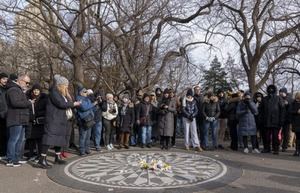 John vive: fans rinden homenaje a Lennon en Central Park
